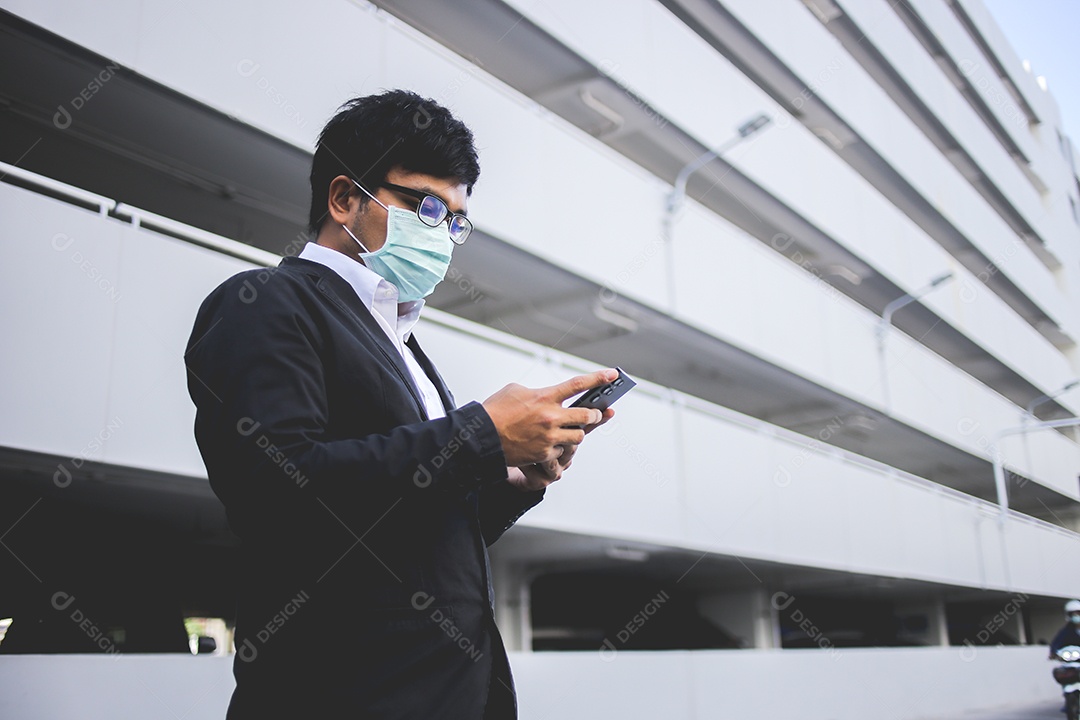 Jovem empresário asiático olhando mensagens no celular