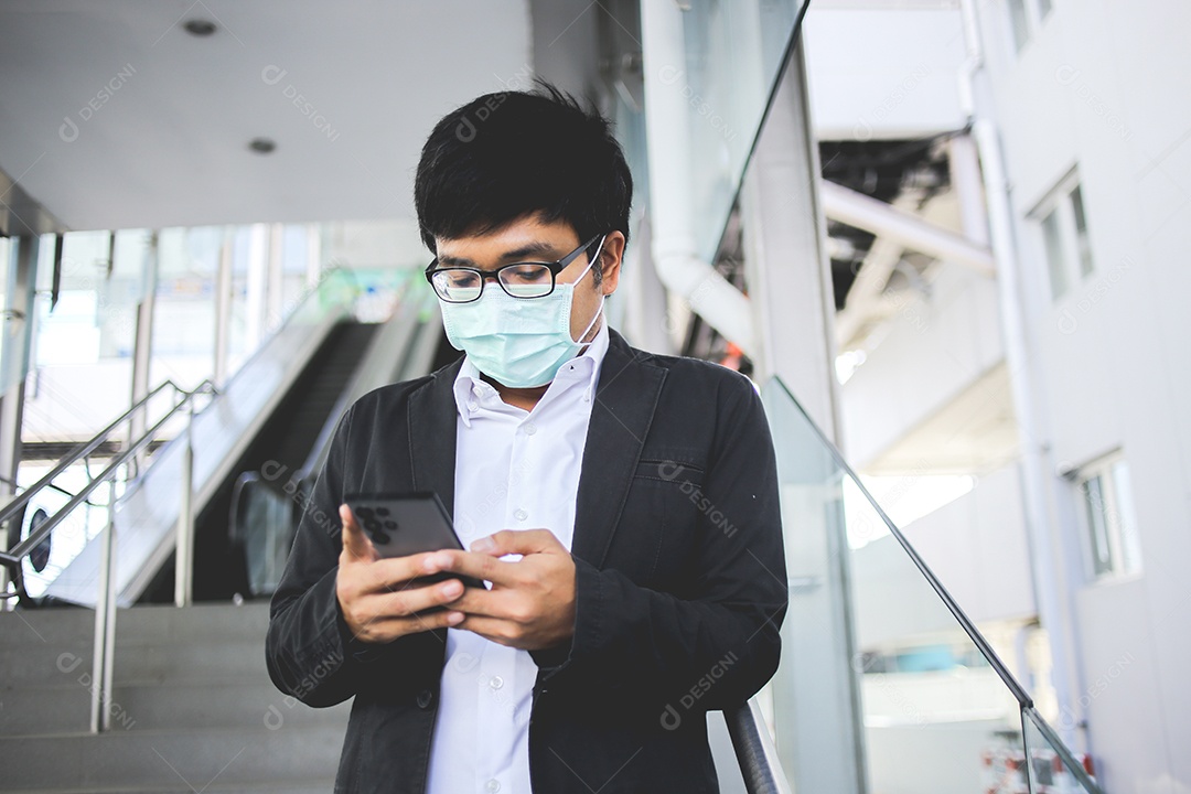 Jovem empresário asiático olhando mensagens no celular