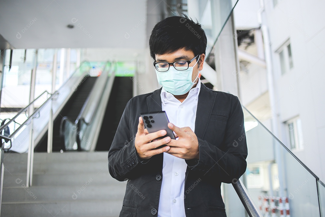 Jovem empresário asiático olhando mensagens no celular