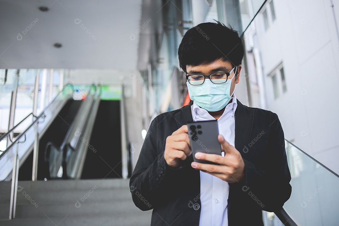 Jovem empresário asiático olhando mensagens no celular