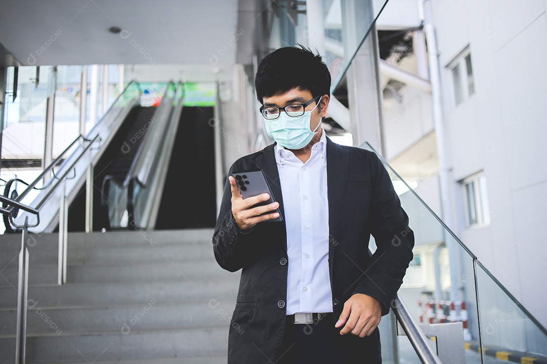 Jovem empresário asiático olhando mensagens no celular