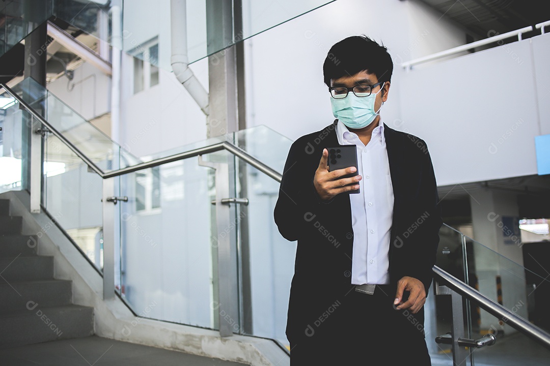 Jovem empresário asiático olhando mensagens no celular