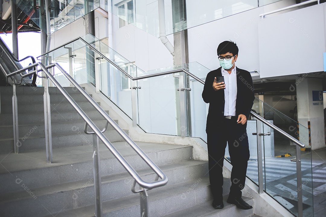 Jovem empresário asiático olhando mensagens no celular