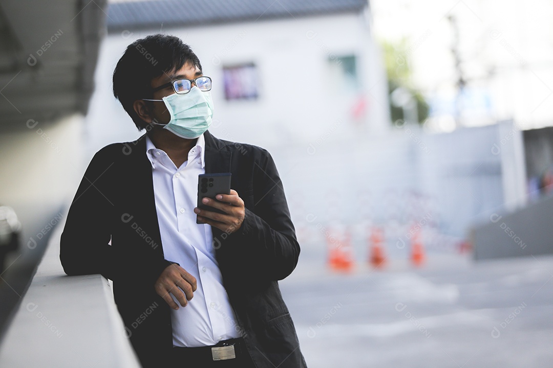 Homem asiático em roupa formal usando máscara