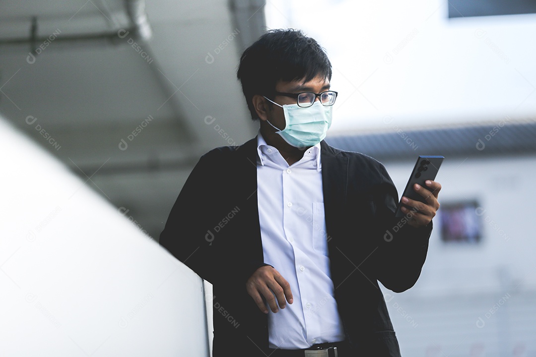 Homem asiático em roupa formal usando máscara