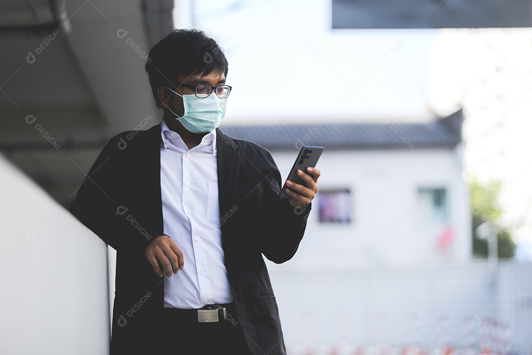Homem asiático em roupa formal usando máscara