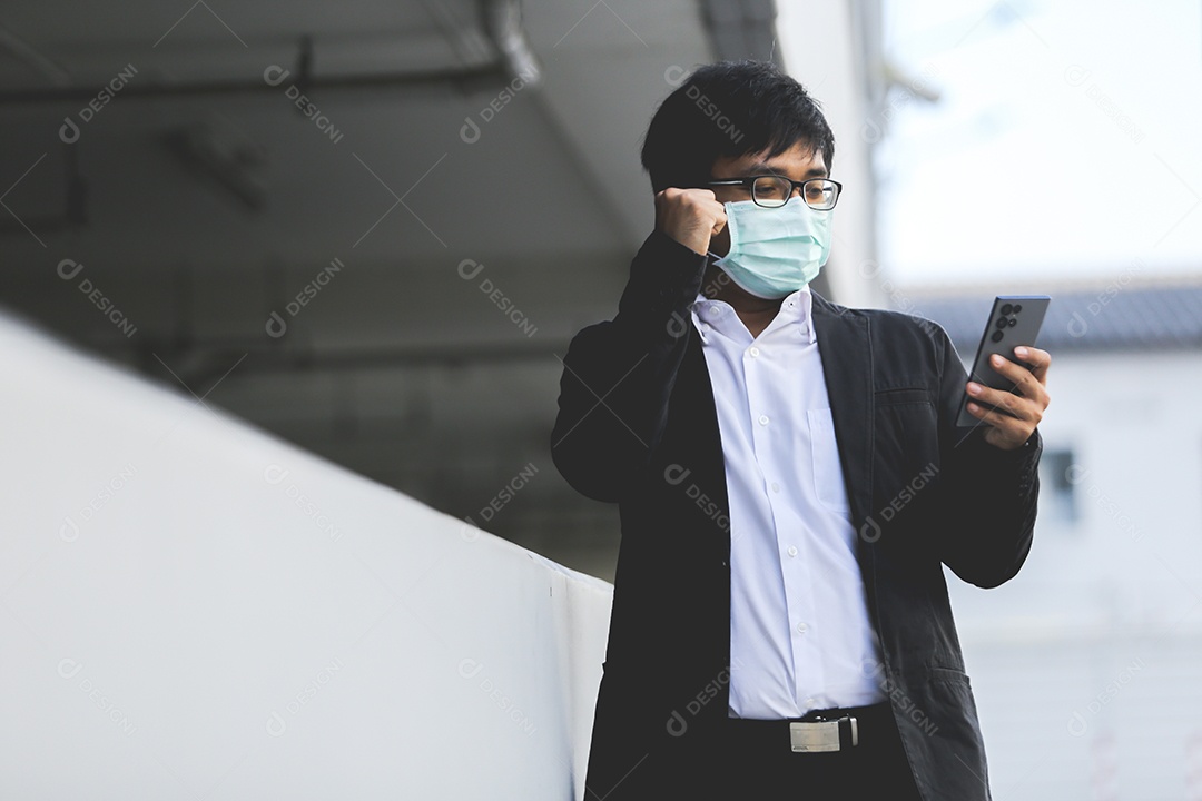 Homem asiático em roupa formal usando máscara