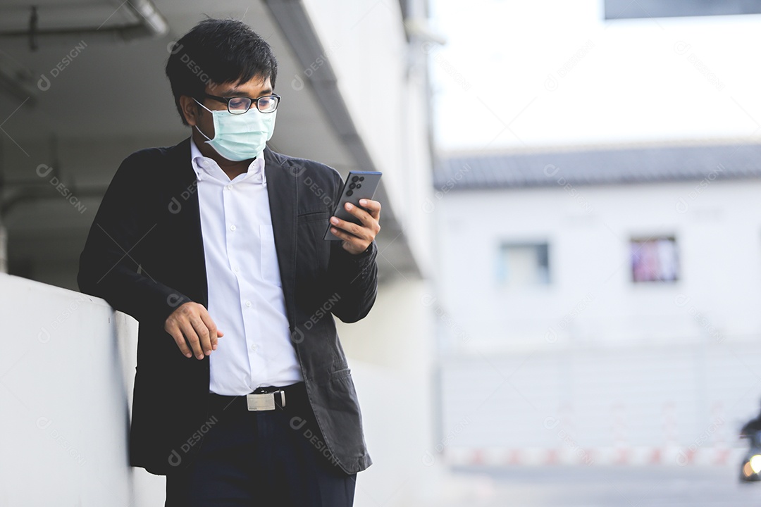 Homem asiático em roupa formal usando máscara