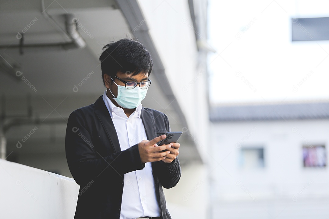 Homem asiático em roupa formal usando máscara