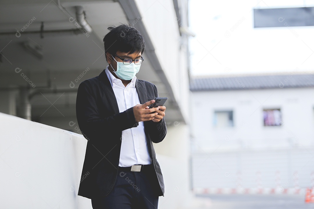 Homem asiático em roupa formal usando máscara