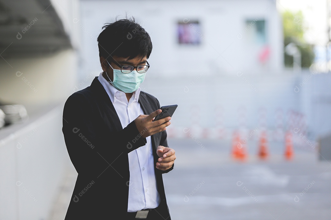 Homem asiático em roupa formal usando máscara