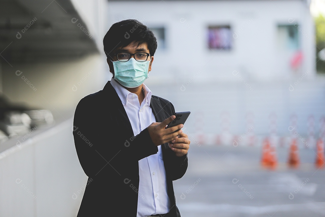 Homem de máscara usando celular