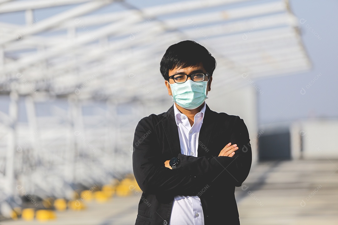 Homem de máscara com braços cruzados
