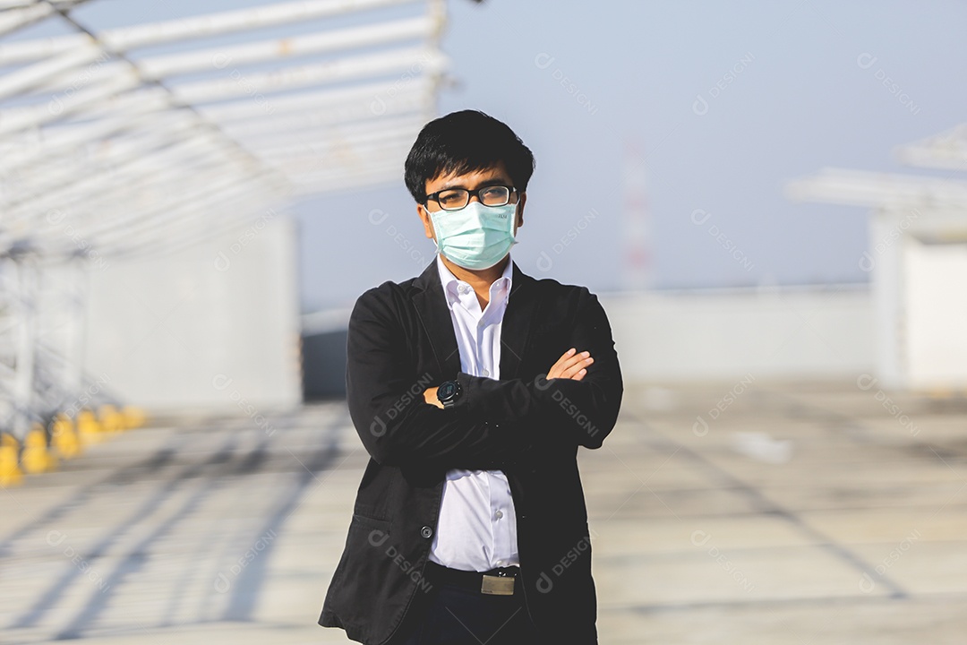 Homem de máscara com braços cruzados