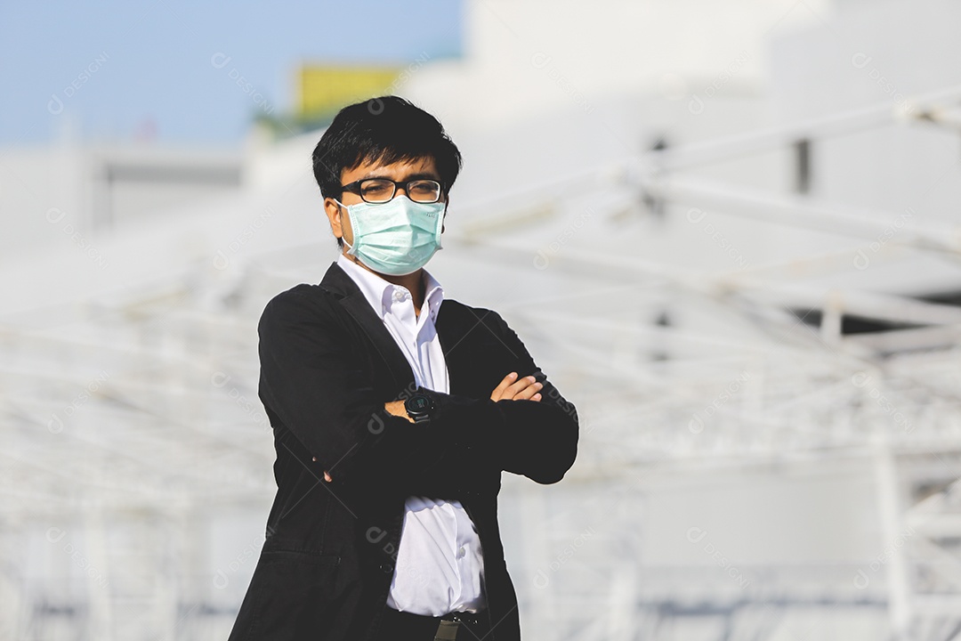 Homem de máscara com braços cruzados