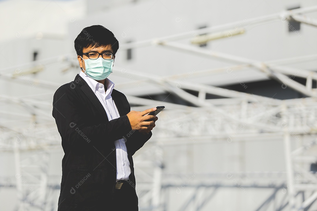 Homem de máscara usando celular