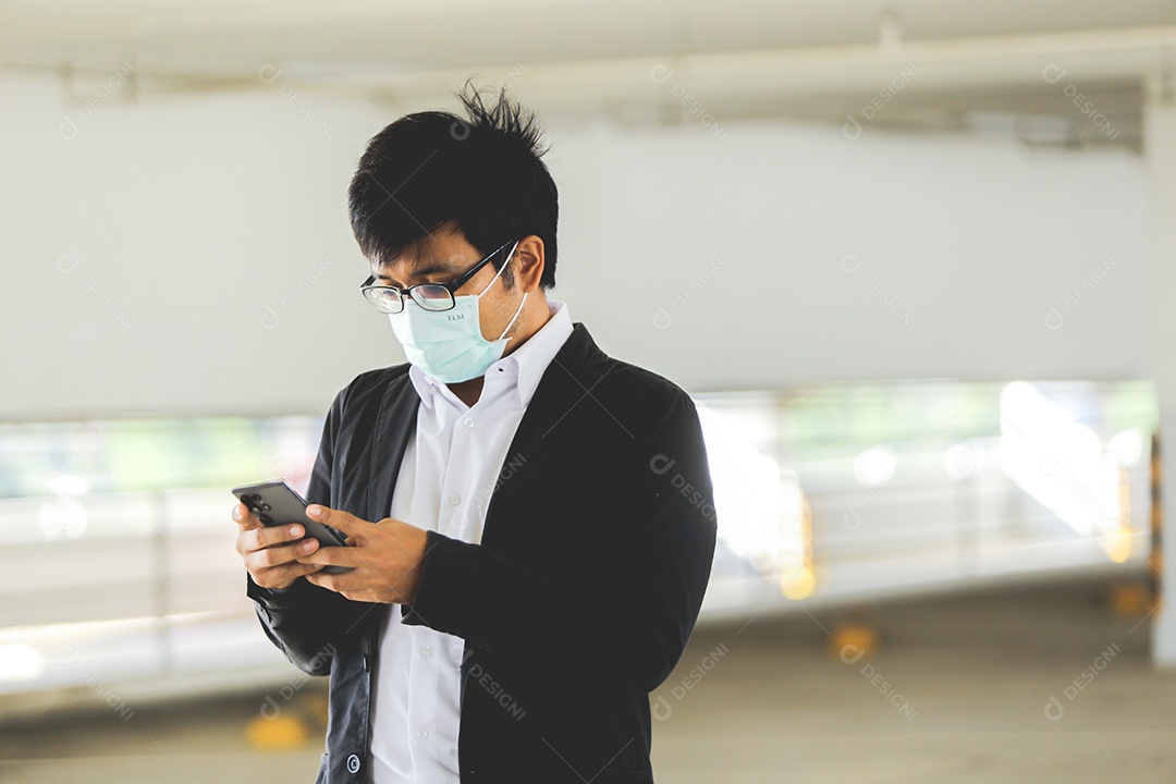 Homem de máscara usando celular