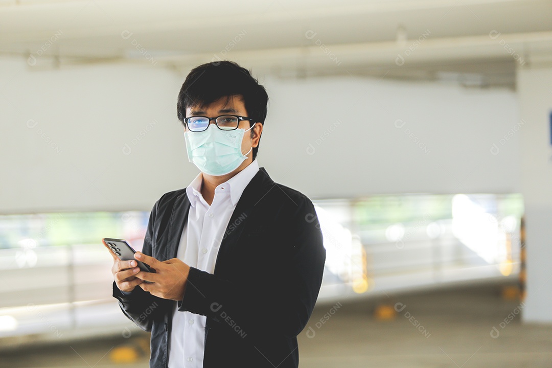 Homem de máscara usando celular