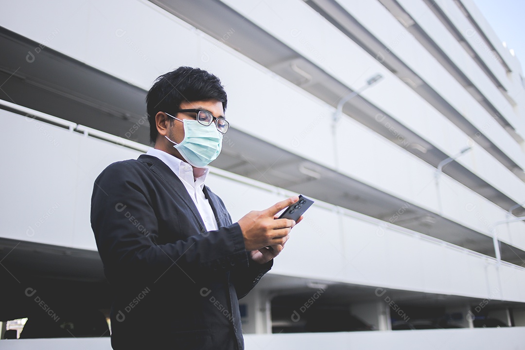 Jovem empresário asiático olhando mensagens no celular