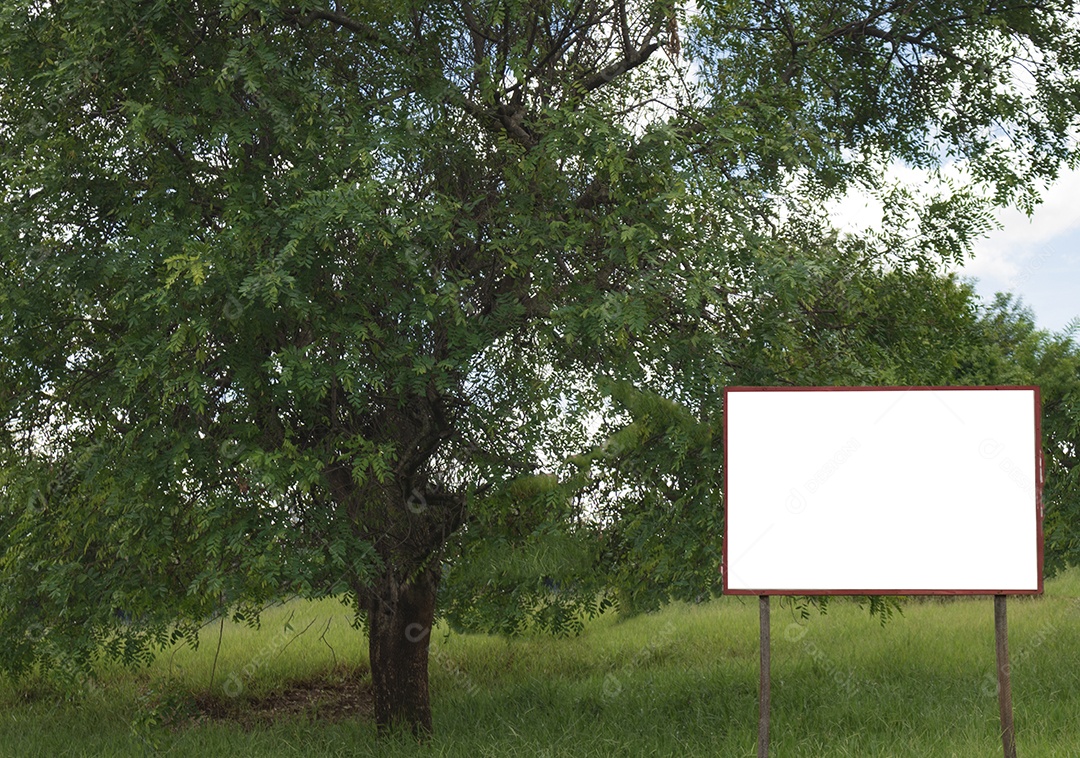 Outdoor vazio na frente do lindo céu nublado em um local rural