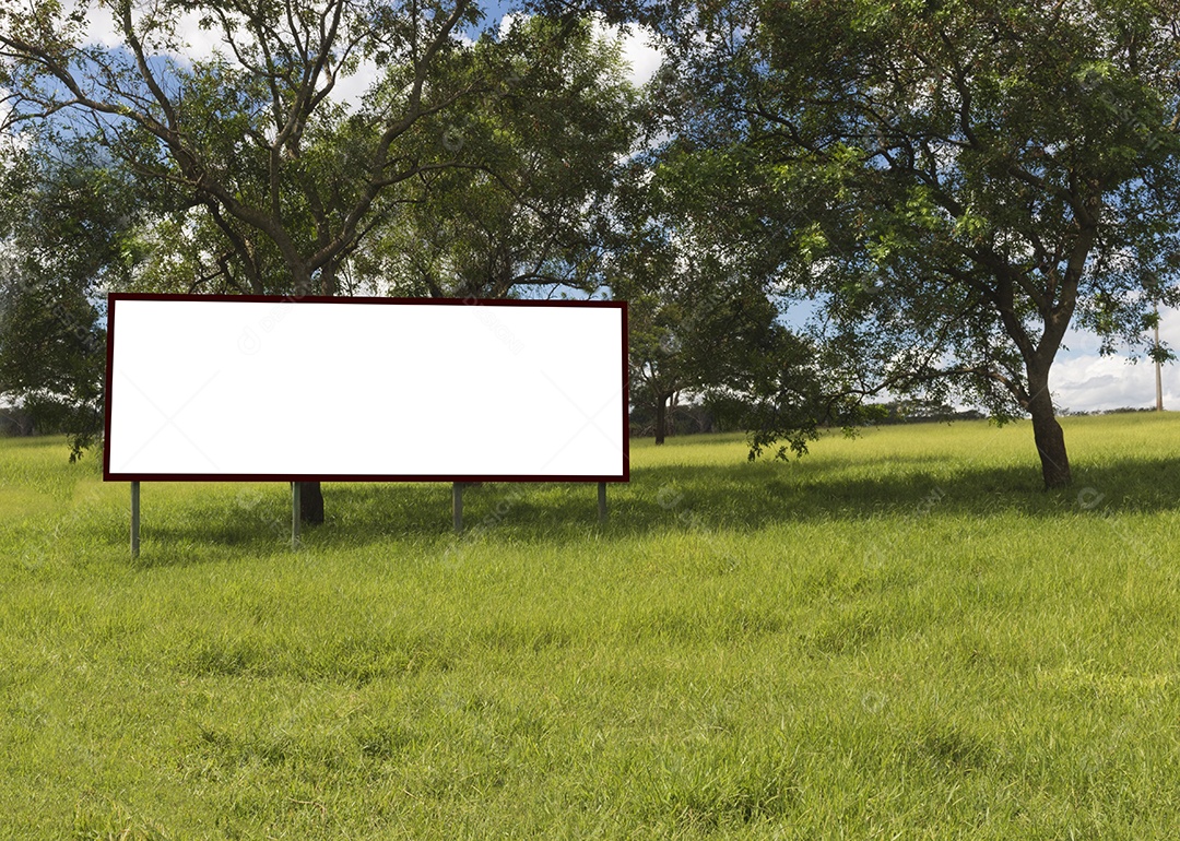 Outdoor vazio na frente do lindo céu nublado em um local rural