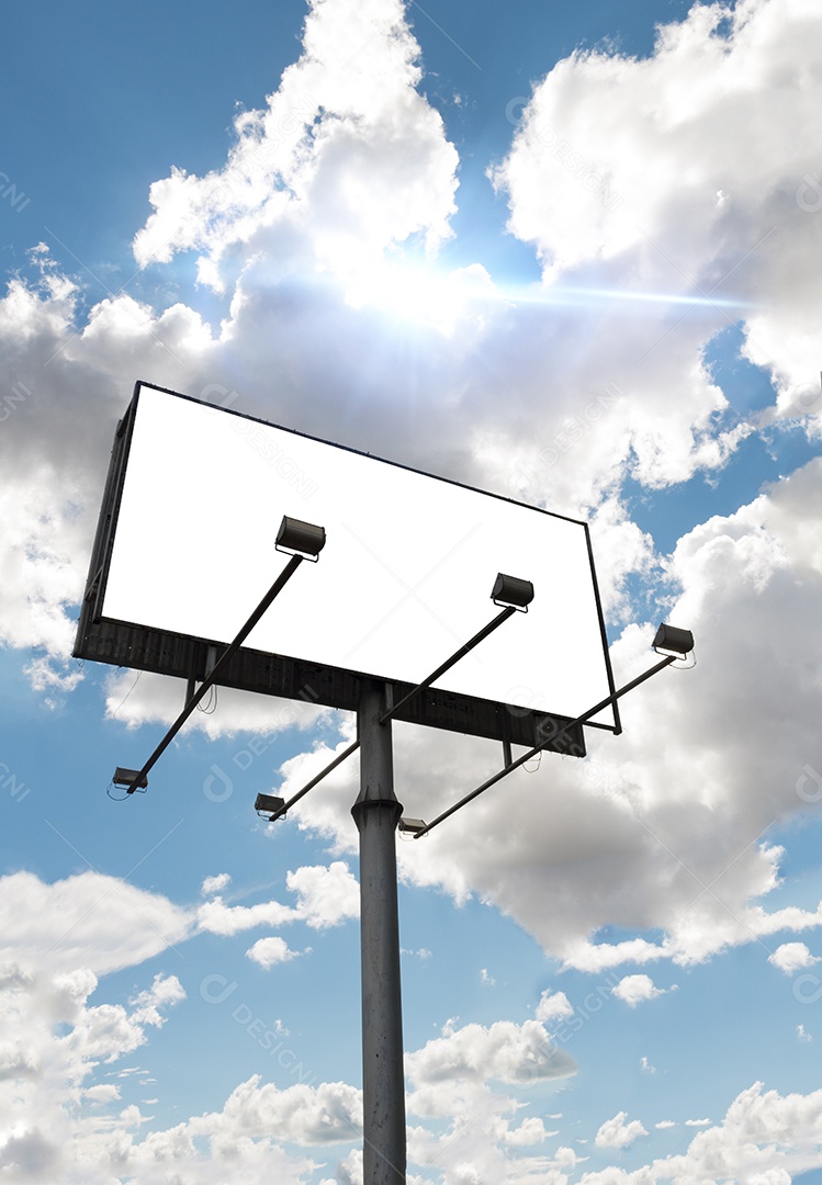 Outdoor vazio na frente do lindo céu nublado em um local rural