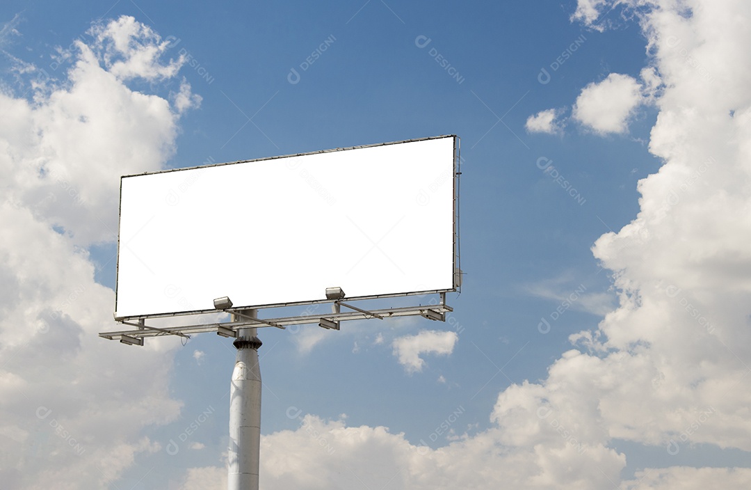 Outdoor vazio na frente do lindo céu nublado em um local rural