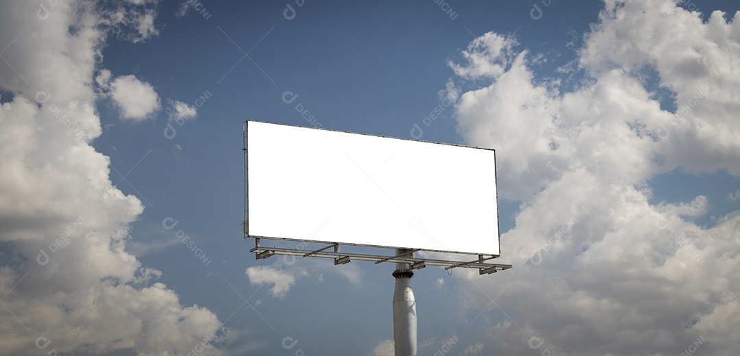 Outdoor vazio na frente do lindo céu nublado em um local rural