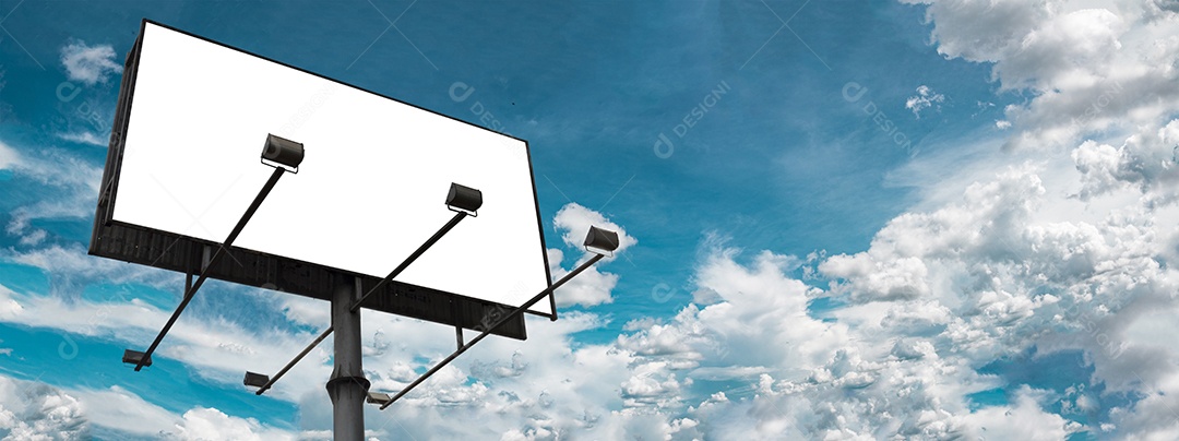 Maquete de outdoor em branco vazio com tela branca contra o fundo do céu nublado.