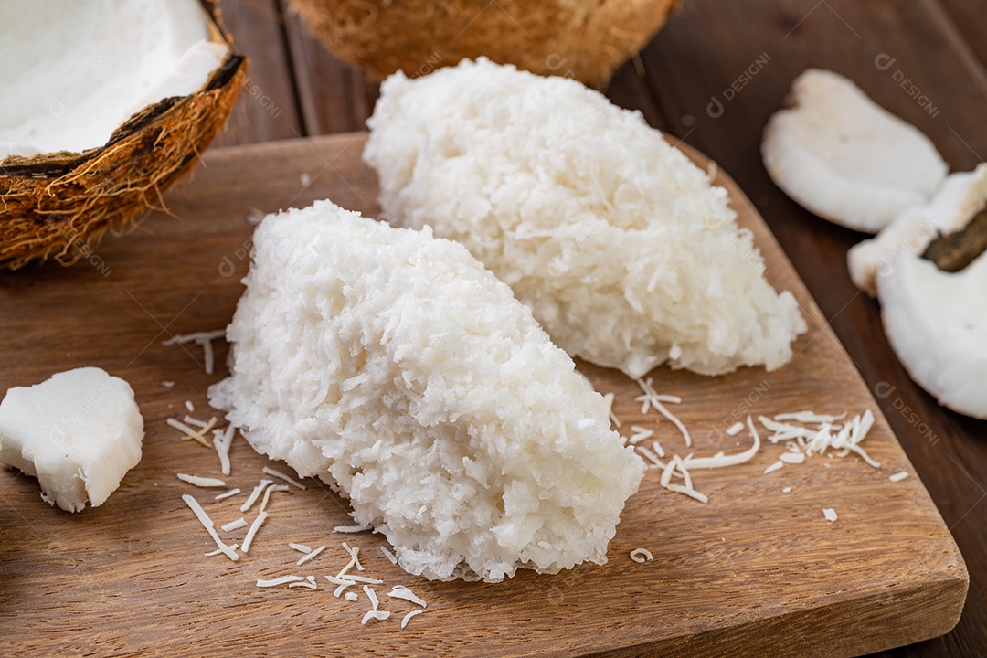 Cocada, doce de coco latino-americano tradicional com coco ralado.