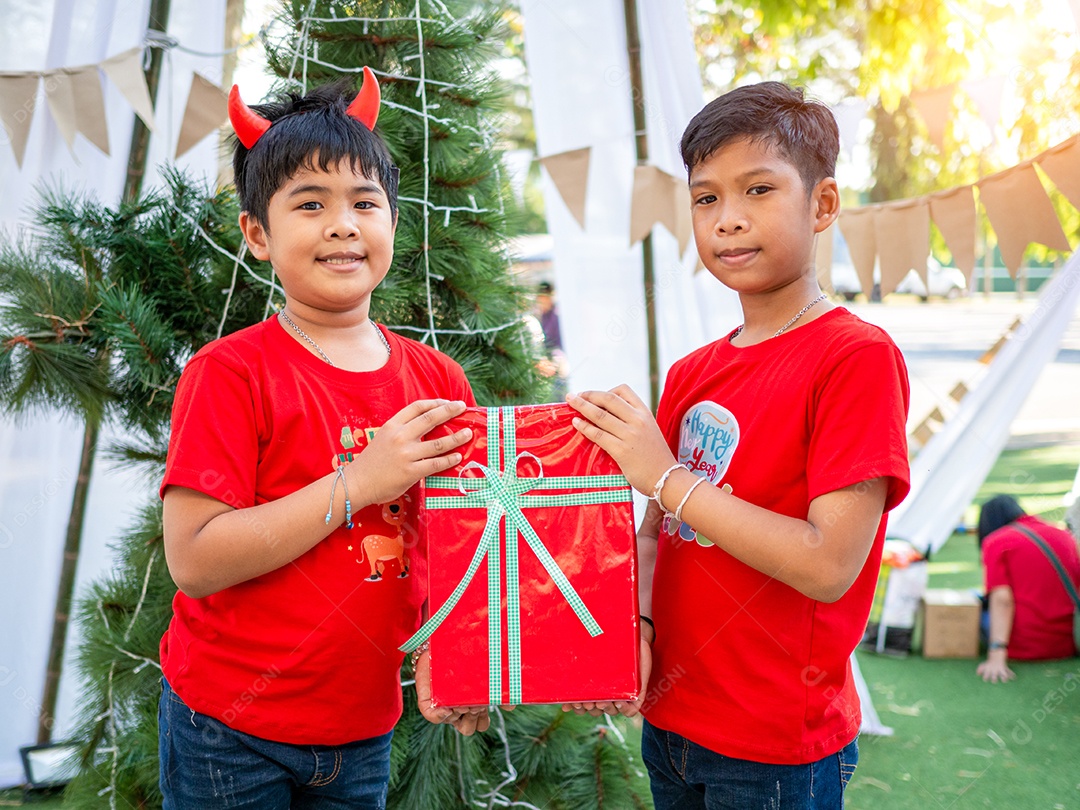Menino segurando presentes na celebração de Natal. Festival de Natal.