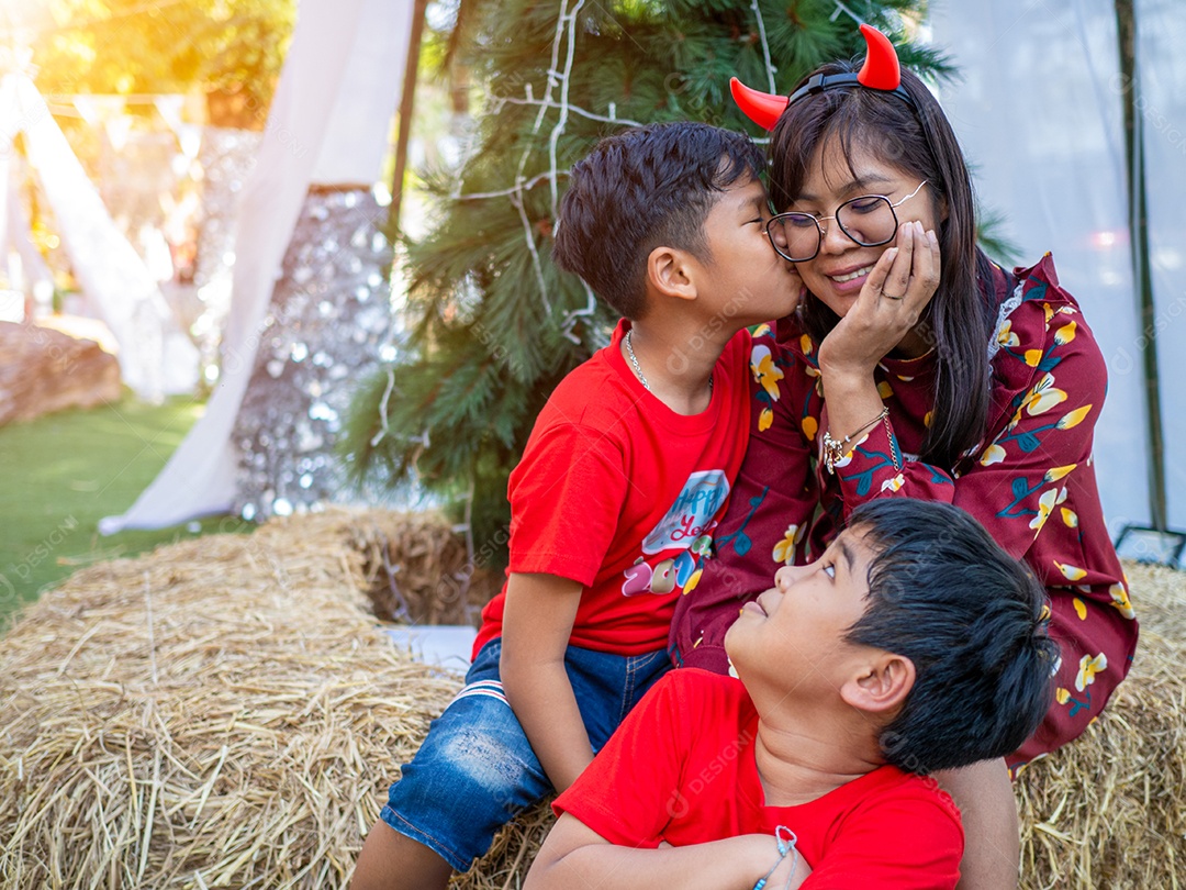Mãe e filha vestidas de vermelho comemorando o Natal. Festa de Natal.