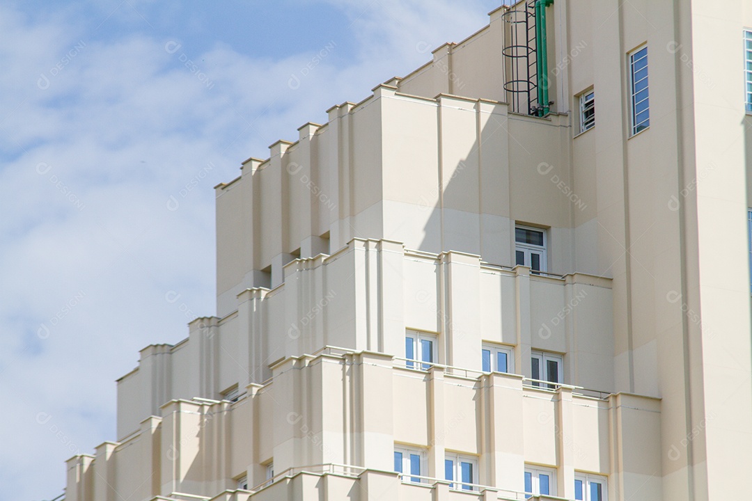 Fachada de prédio antigo no centro do Rio de Janeiro, Brasil.
