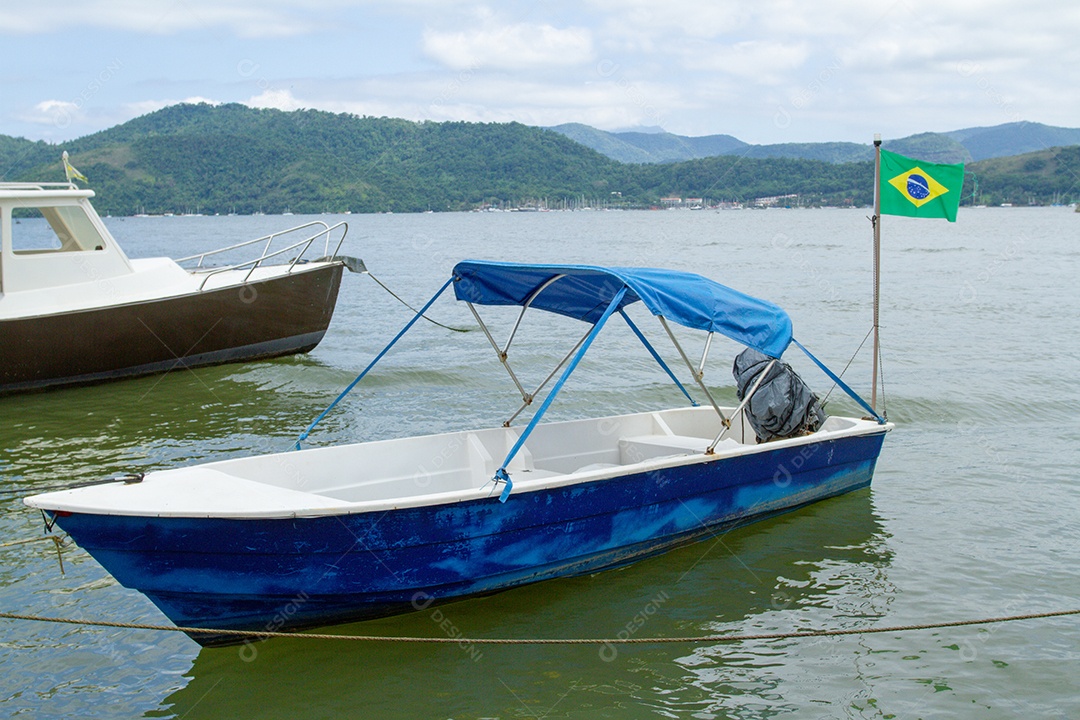 Barcos ancorados em uma lagoa no Rio de Janeiro.