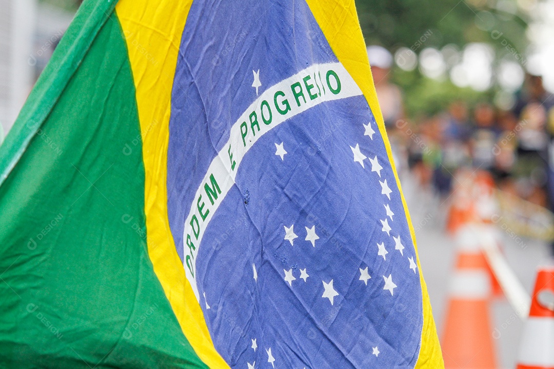 Bandeira do Brasil ao ar livre em um dia ensolarado no Rio de Janeiro, Brasil.