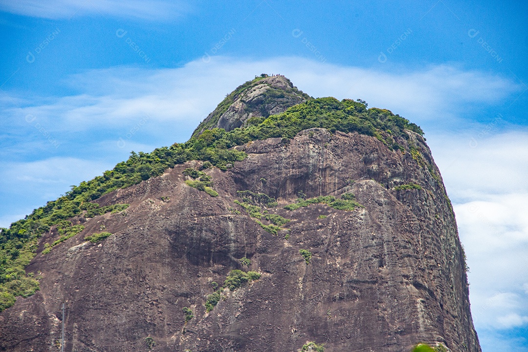 Dois Irmãos da Colina visto do bairro de Ipanema no Rio de Janeiro, Brasil.