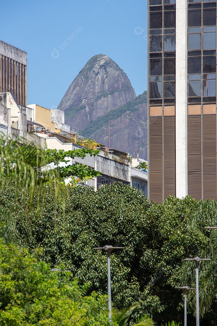 Dois Irmãos da Colina visto do bairro de Ipanema no Rio de Janeiro, Brasil.