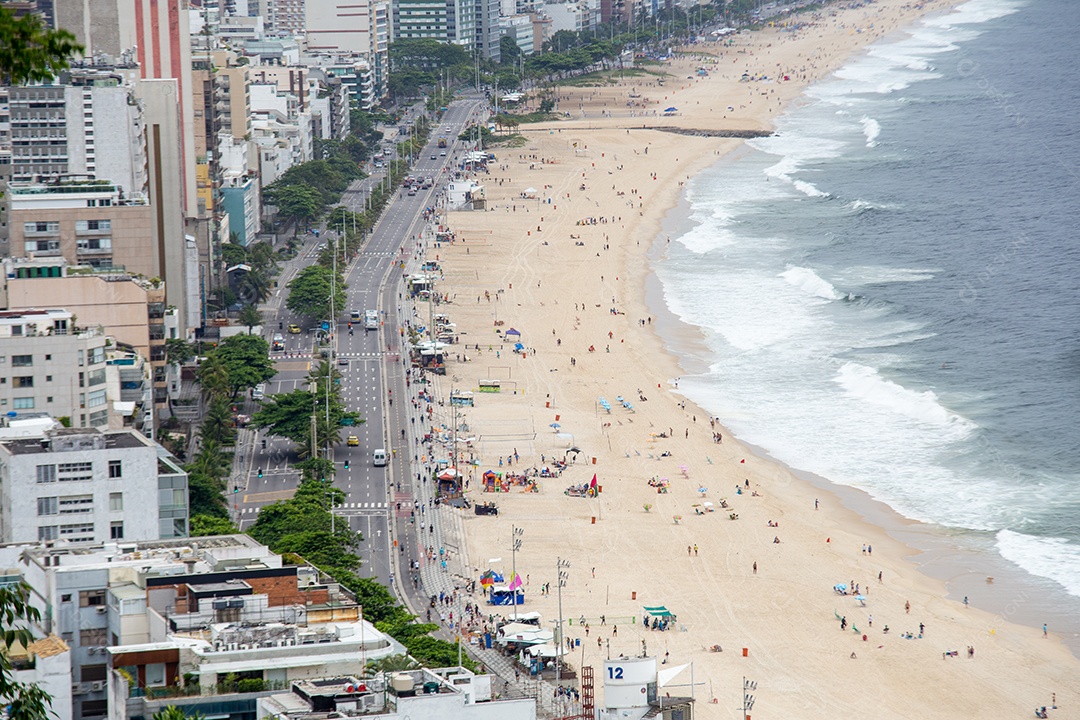 Praia do Leblon vista do mirante da falésia no Rio de Janeiro.