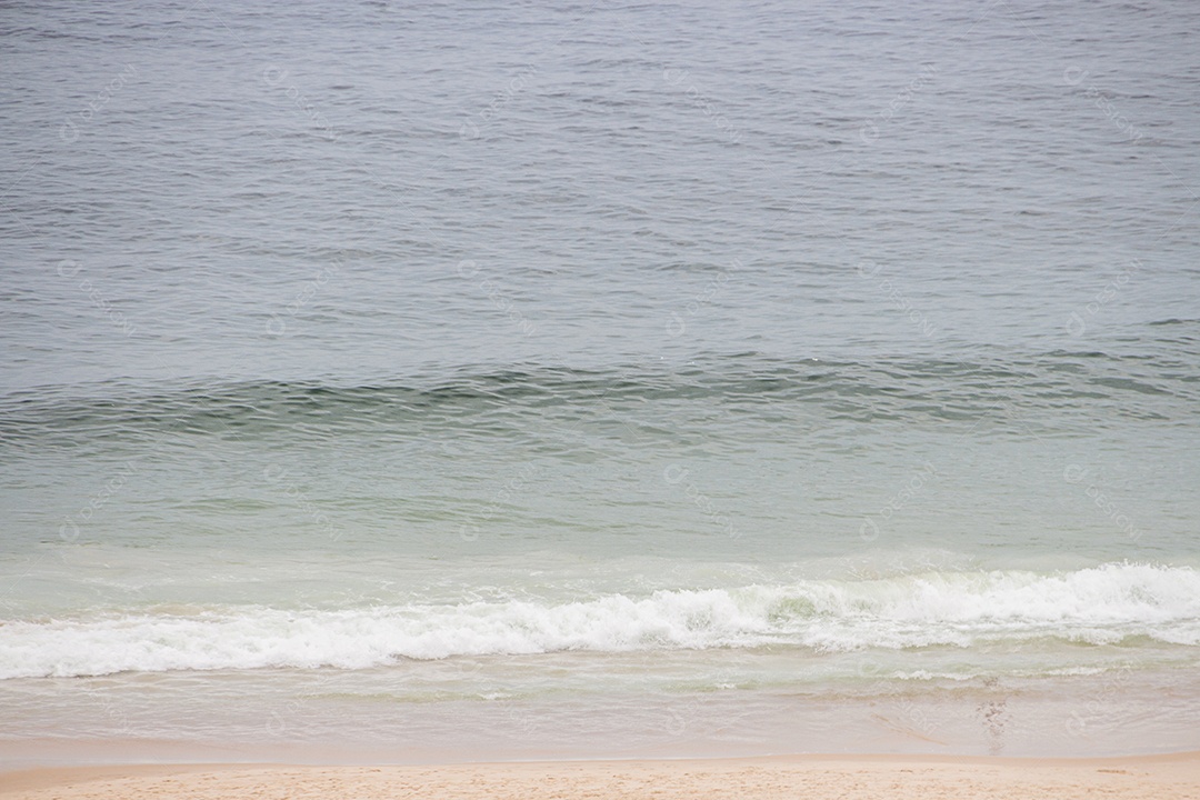 Praia vazia de Copacabana em um dia nublado no Rio de Janeiro.