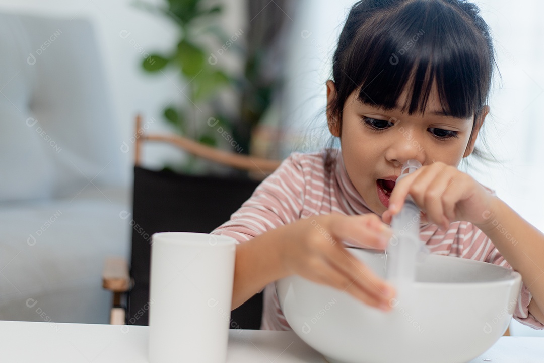 Nariz de lavagem nasal salina menina asiática em casa.