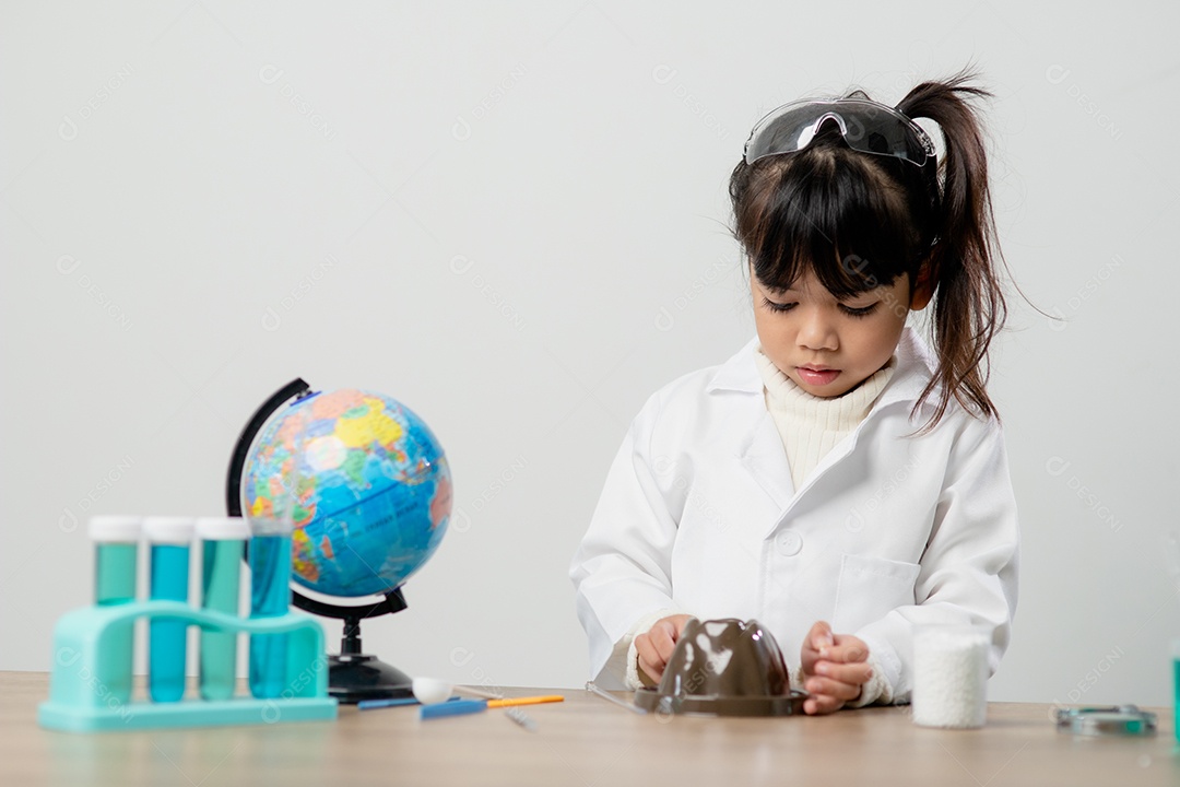 estudantes com tubo de ensaio fazendo experimento no laboratório da escola