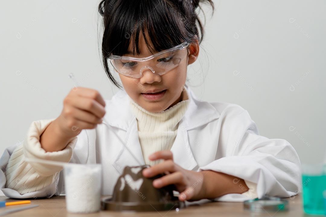 estudantes com tubo de ensaio fazendo experimento no laboratório da escola