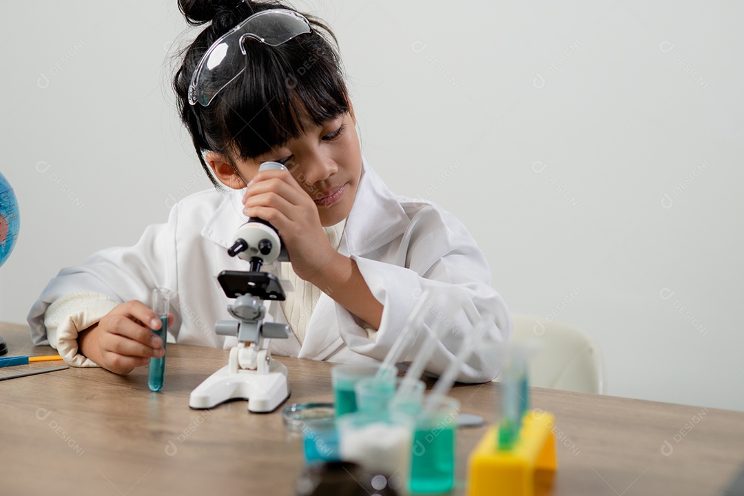 estudantes com tubo de ensaio fazendo experimento no laboratório da escola