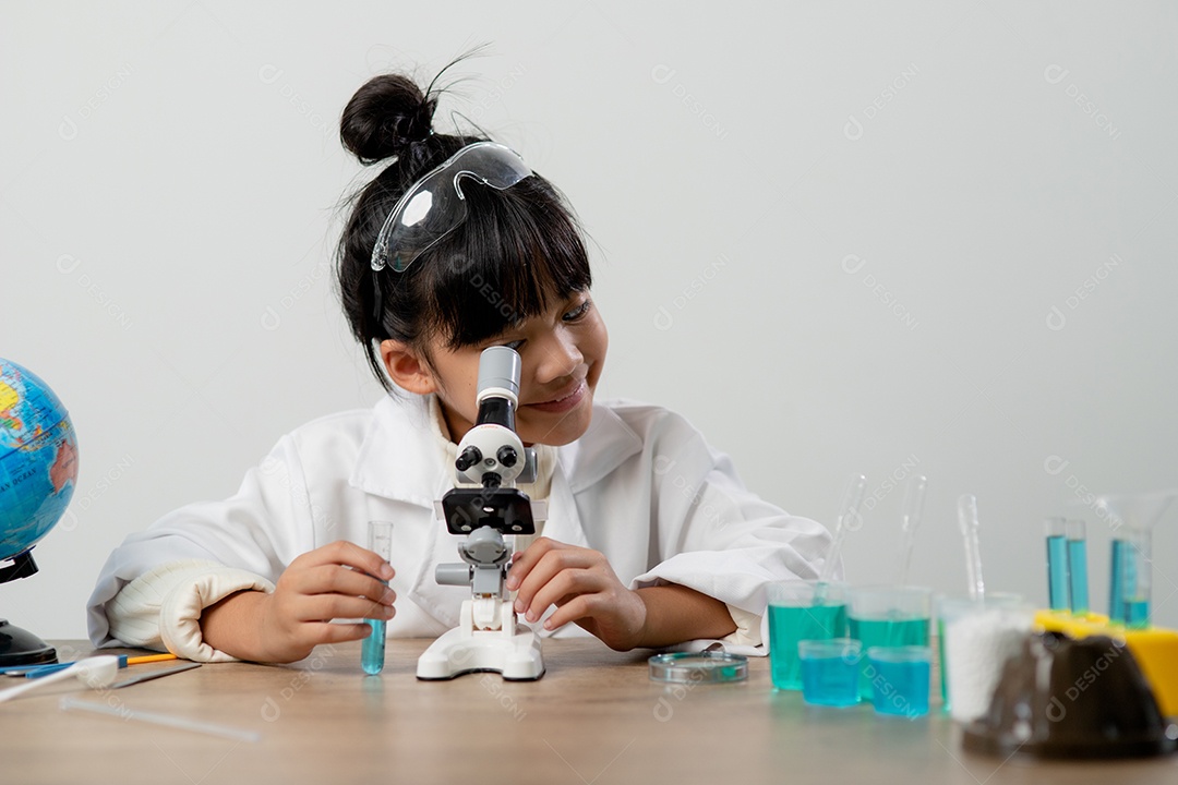 estudantes com tubo de ensaio fazendo experimento no laboratório da escola