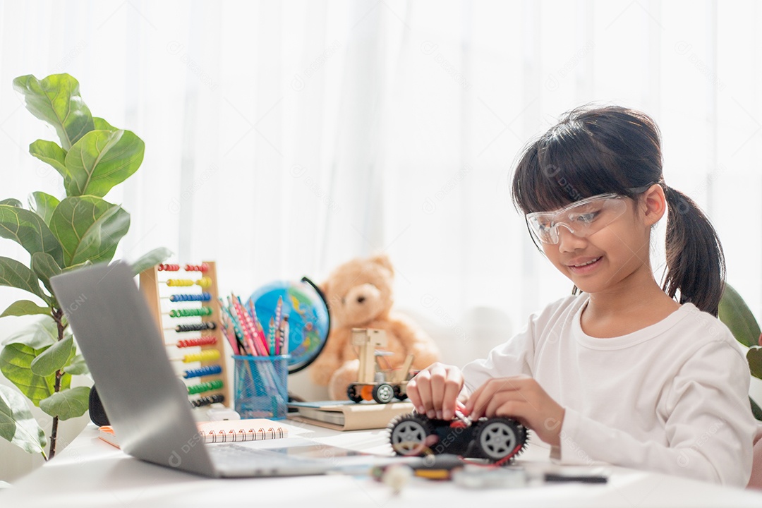 Estudantes da Ásia aprendem em casa a codificar carros robôs e eletrônicos