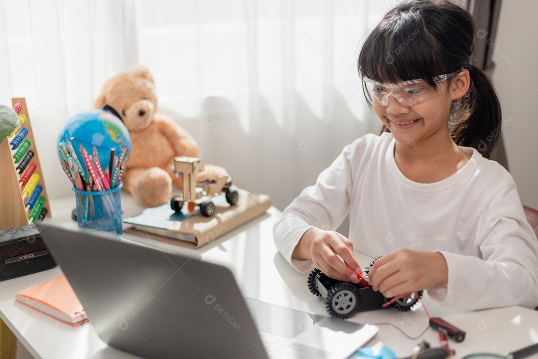 Estudantes da Ásia aprendem em casa a codificar carros robôs e eletrônicos