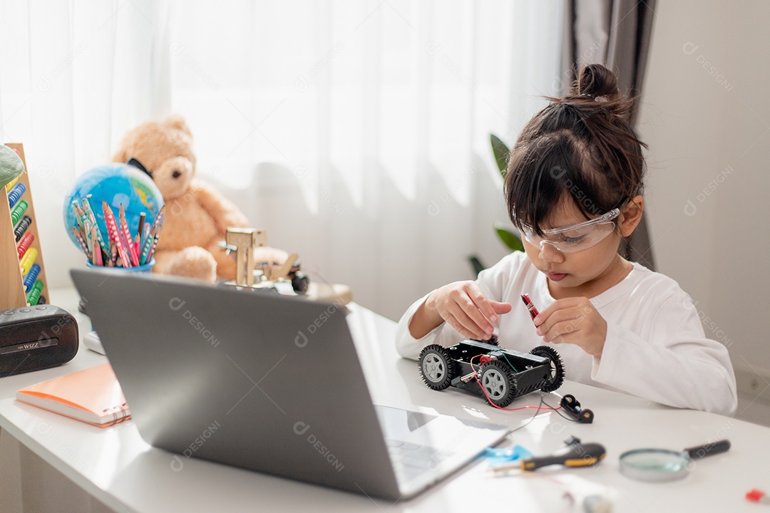 Estudantes da Ásia aprendem em casa a codificar carros robôs e eletrônicos