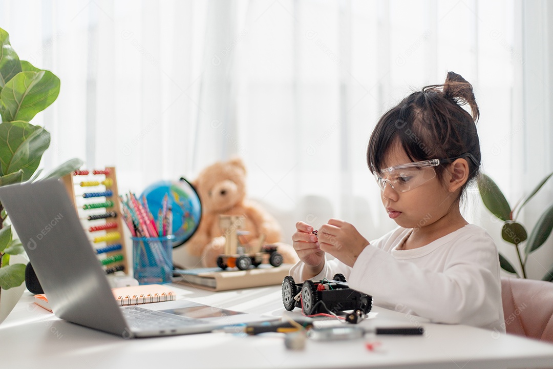 Estudantes da Ásia aprendem em casa a codificar carros robôs e eletrônicos