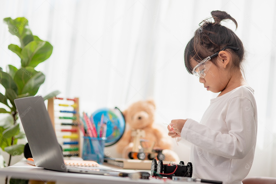 Estudante da Ásia aprende em casa a codificar carros robôs e eletrônicos