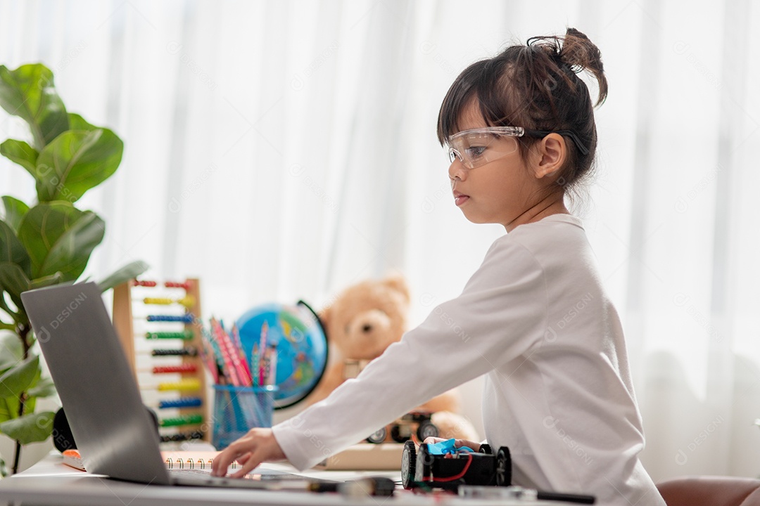 Estudante da Ásia aprende em casa a codificar carros robôs e eletrônicos